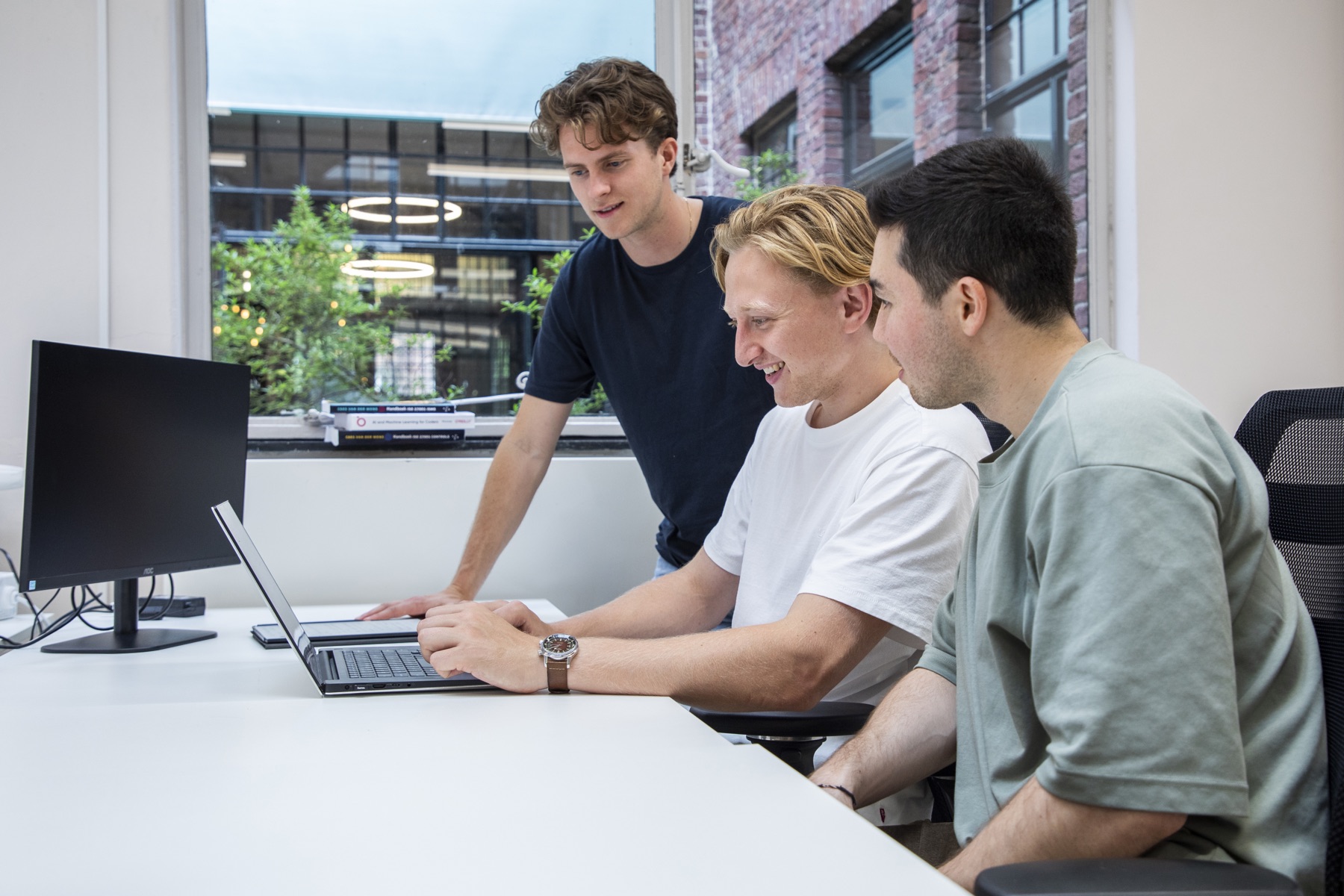 Het Gradient-team aan het werk op kantoor in Amsterdam